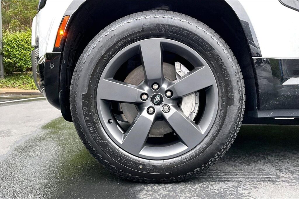 2025 Land Rover Defender 90 X-Dynamic SE